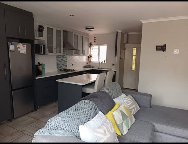 2 BEDROOM TOWNHOUSE FOR SALE IN LORRAINE